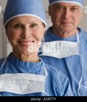 Portrait of senior Hommes et femmes chirurgiens Banque D'Images