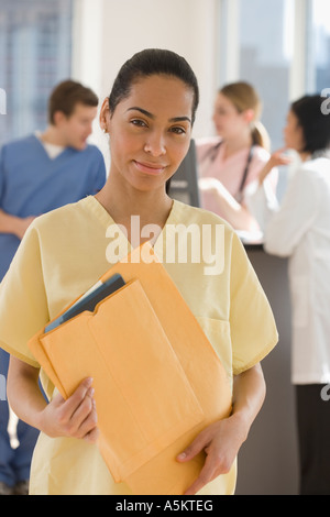 Portrait of female doctor holding files Banque D'Images