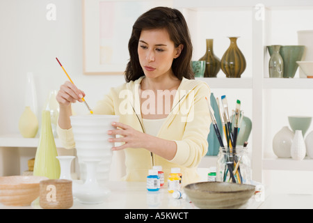 Poterie Peinture artiste féminine Banque D'Images
