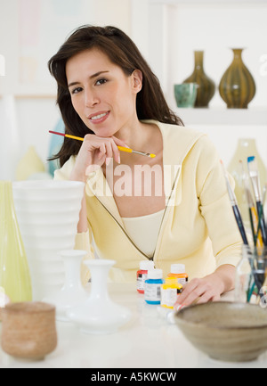 Poterie Peinture artiste féminine Banque D'Images