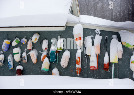 Les bouées couverte de neige placé sur un hangar Banque D'Images