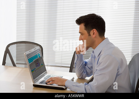 Businessman typing on laptop Banque D'Images