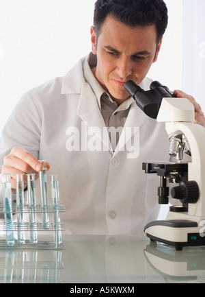 Male scientist looking at flacons Banque D'Images