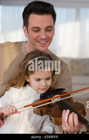 Aider Père fille jouer du violon Banque D'Images