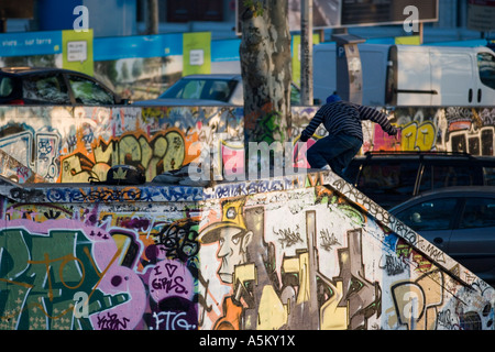 6 ans homme skate board pratiques Banque D'Images