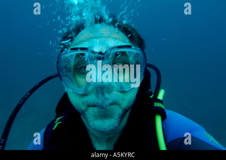 Scuba Diver expirant le régulateur d'air sans son près de l'Atoll d'Ari, îles Maldives. Banque D'Images