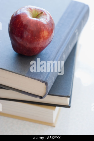 Close up of apple sur pile de livres Banque D'Images