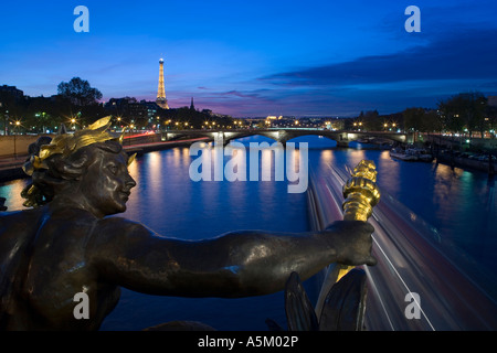 Le Pont Alexandre III Tour Eiffel tower Paris France Banque D'Images