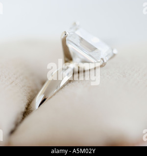 Close up of diamond engagement ring Banque D'Images