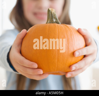 Close up of girl holding pumpkin Banque D'Images