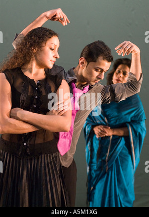 Mandeep Raikhy Yamuna Devi cravate rose robe noire et la soprano Patricia Rozario Shobana Jeyasingh en sari bleu FAULTLINE Banque D'Images