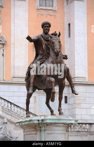 Statue en bronze de Marc Aurèle dans la Piazza del Campidoglio Rome Italie Banque D'Images