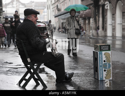 Musicien ambulant sur une rue latérale à Rome Italie Banque D'Images
