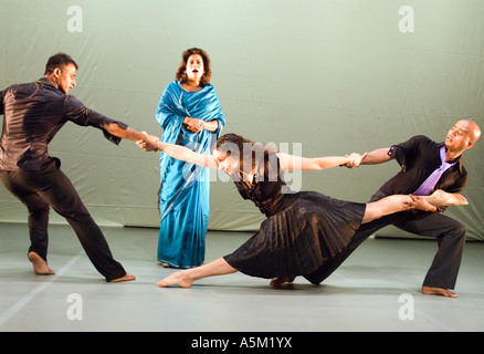 Robe noire Yamuna Devi Saju Hari cravate lilas Thimmaiah résument cravate verte et la soprano Patricia Rozario blue sari dans Faultline Banque D'Images
