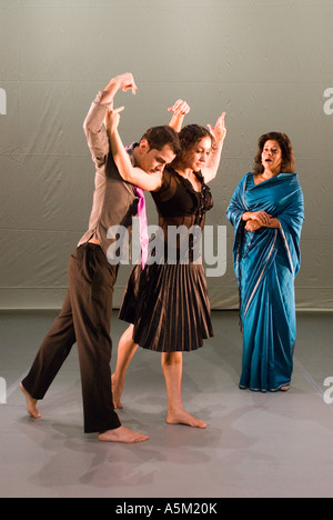 Soprano Patricia Rozario Yamuna Devi sari bleu robe noire et cravate rose en Raikhy Mandeep Shobana Jeyasingh's FAULTLINE au QEH Banque D'Images