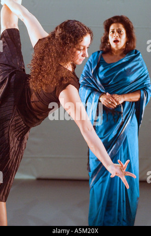 Devi Yamuna robe noire et la soprano Patricia Rozario Shobana Jeyasingh en sari bleu s derniers travaux FAULTLINE Banque D'Images