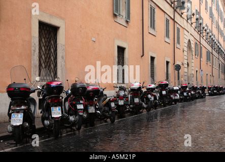 Rangée de scooters en stationnement sur une rue latérale à Rome Italie Banque D'Images