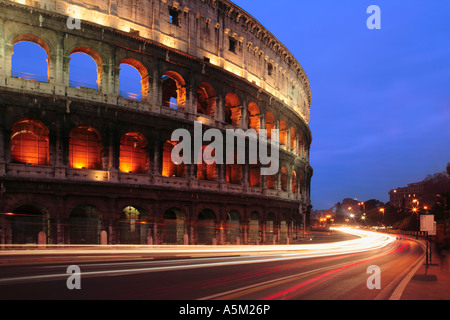 Le Colisée de la Via dei Fori Imperiali à l'heure de pointe Rome Italie Banque D'Images