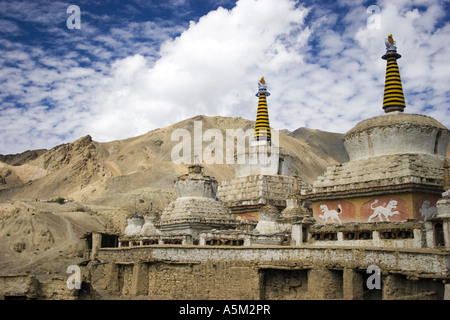 Stupas près du monastère de Lamayuru dans la région himalayenne du Ladakh. Banque D'Images