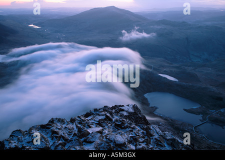 Roulant sur Cloud y Bwlch Moch dans le Llyn Llydaw Parc national Snowdonia bassin Gwynedd au Pays de Galles Banque D'Images