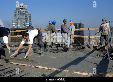 Le coulage du béton pour sols ouvriers pour Random House Building à1540 Broadway à New York City Banque D'Images