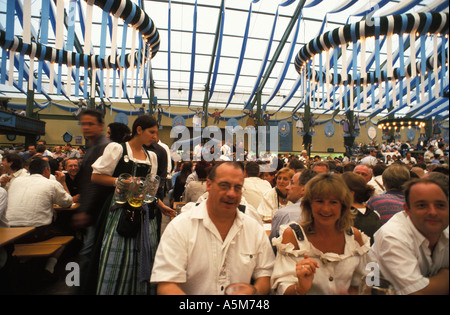 Personnes dans une tente à bière Oktoberfest 2003 Munich Bavaria Allemagne Editorial Utilisez uniquement Banque D'Images