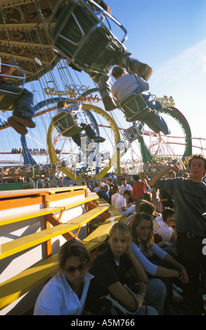 Les jeunes traîner devant un chairoplane 2003 Oktoberfest Munich Bavaria Allemagne Banque D'Images