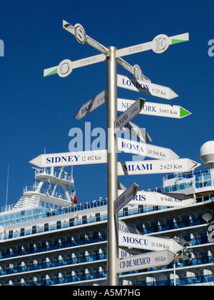 Diamond Princess bateau de croisière à quai à Puerto Vallarta, Mexique Banque D'Images