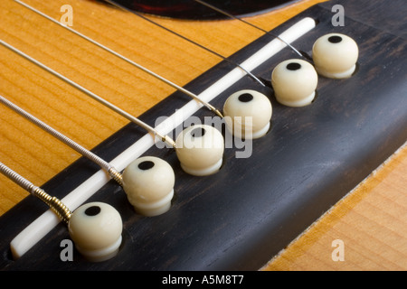 Gros plan d'une guitare acoustique Martin D 28 montrant le pont et cordes Banque D'Images