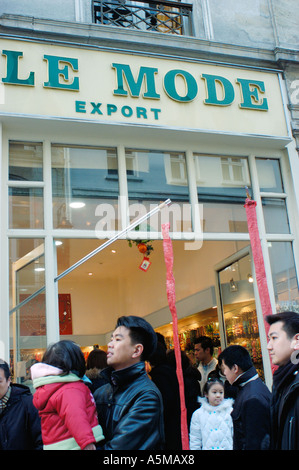 Paris France, scène de foule asiatique avec la célébration de la famille 'Nouvel An chinois' dans la rue, dans le Marais, magasin de vêtements Banque D'Images