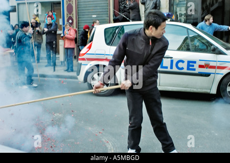 Paris France Homme Chinois fêtant le nouvel an chinois, On Street Festival Lighting Fireworks, près de police car on Street, communauté chinoise de paris Banque D'Images