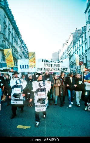 Paris France, foule nombreuse manifestation d'adolescents français marchant contre W.T.O Organisation mondiale du commerce des Nations G-8 Union des étudiants, signes Banque D'Images