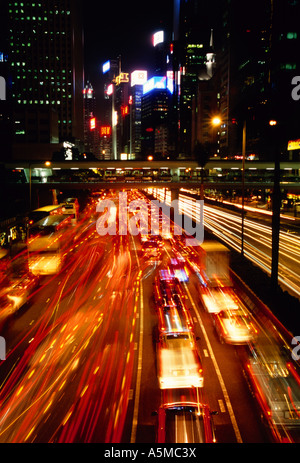 Trafic sur Gloucester Road Hong Kong la nuit à Wan Chai Banque D'Images