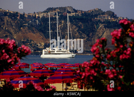 Petit bateau de croisière dans le port de Taormina, Sicile, Italie Banque D'Images