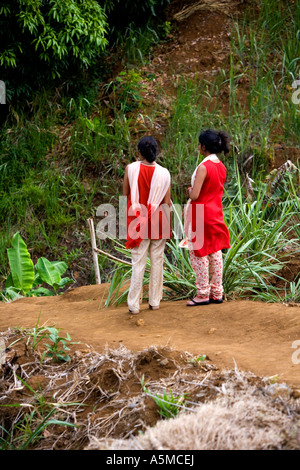 Deux jeunes Mauriciens en robe indienne à ['Rochester Falls'], l'Ile Maurice Banque D'Images