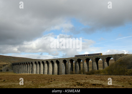 Passage à niveau du train de voyageurs Ribblehead viaduc. Leeds-Settle-Carlisle railway. Moss Batty, Yorkshire Dales National Park, England. Banque D'Images