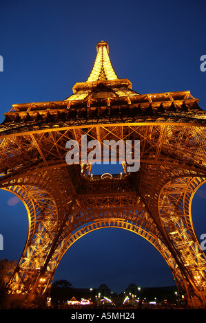 RAJ98789 Un ciel bleu crépuscule soir Tour Eiffel éclairée par des lumières chaudes PARIS France Europe Banque D'Images