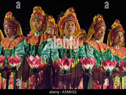 Des danseurs traditionnels à Hue Vietnam Banque D'Images