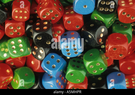 Bunte Würfel liegen flächig nebeneinander dés de couleur bleu rouge vert noir blau grün rot schwarz Würfelspiel Glücksspiel Augen Banque D'Images