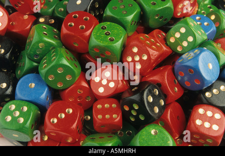 Bunte Würfel liegen flächig nebeneinander dés de couleur bleu rouge vert noir blau grün rot schwarz Würfelspiel Glücksspiel Augen Banque D'Images