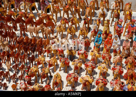 Poupées et chameaux sur la place du marché, Marrakech, Marocco Banque D'Images