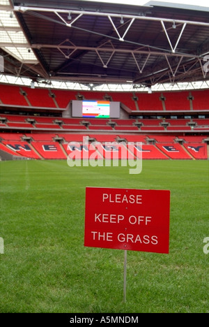 Nouveau stade de football de Wembley se tenir à l'écart l'herbe 2007 Londres Angleterre. Banque D'Images