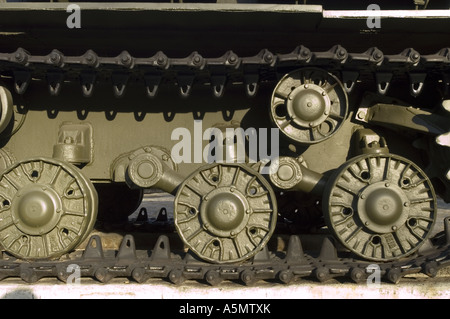 Gros plan sur les chenilles et les roues du char caterpillar au Citadelle Army Museum de Poznan, en Pologne. Banque D'Images