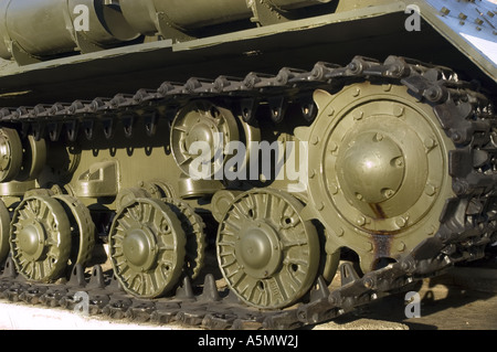 Gros plan sur les chenilles et les roues du char caterpillar au Citadelle Army Museum de Poznan, en Pologne. Banque D'Images