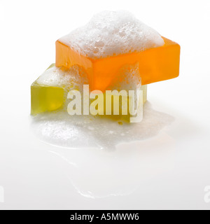 Bar avec bulles de savon de couleur sur fond blanc Banque D'Images