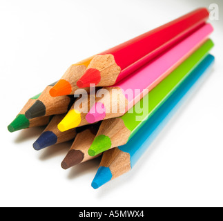 Crayons de couleur sur fond blanc Banque D'Images