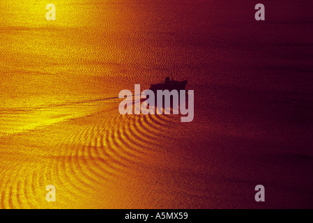 Bateau de croisière à l'approche de coucher du soleil à Santorini Grèce Banque D'Images