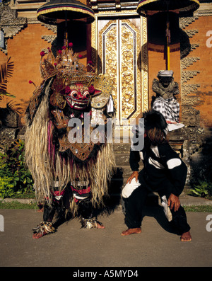 Danseur et Barong Bali Indonésie singe Banque D'Images