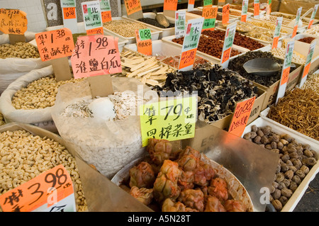 Poissons séchés Fruits et noix graines de champignons dans des bacs sur le trottoir à l'extérieur d'un magasin dans Chinatown Vancouver British Columbia Banque D'Images