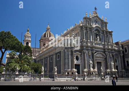 La Cathédrale Duomo l'avant tour et dôme de la cathédrale de Saint Agata à Catane Catane Sicile Italie Banque D'Images